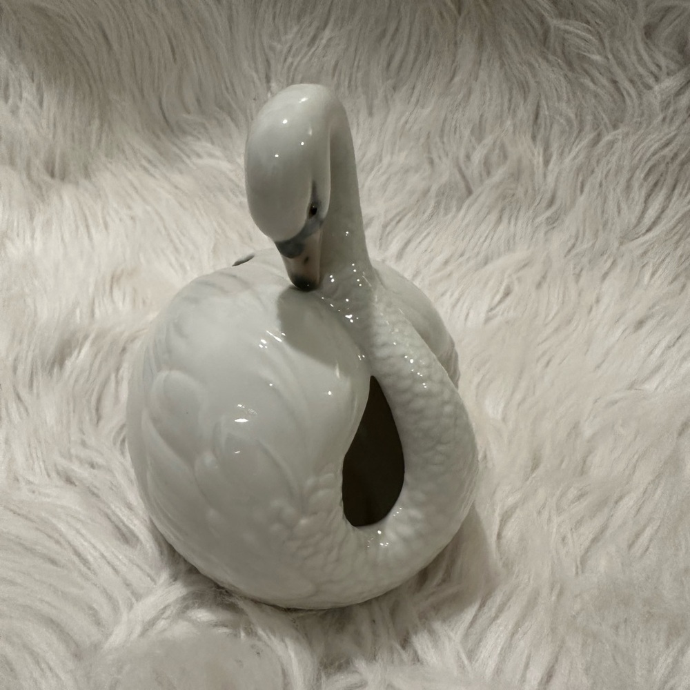 Lladro 4829 Swan Ball Figurine Glossy White Mint Condition Made in Spain - Picture 2 of 6